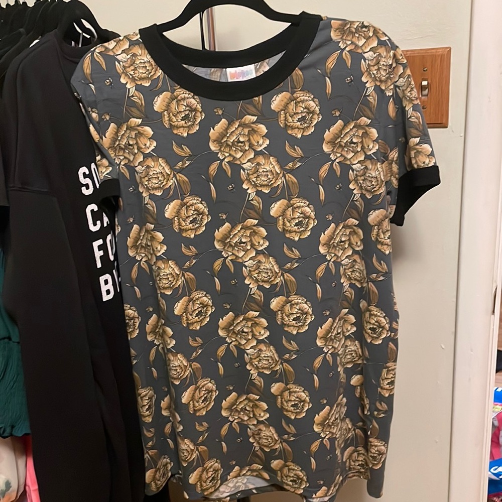 Size XL LuLaroe t-shirt